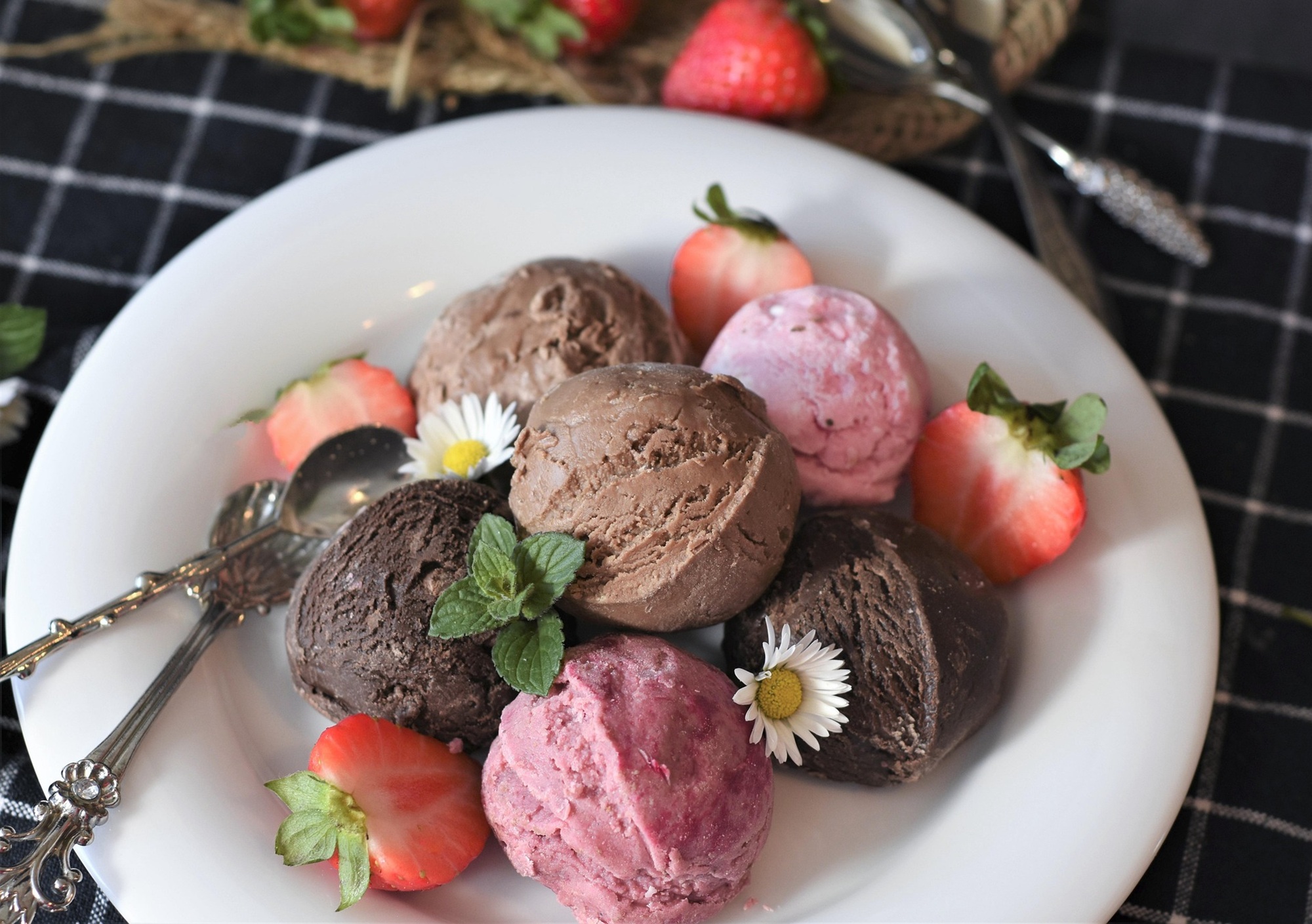 お皿の上にのったカラフルアイス